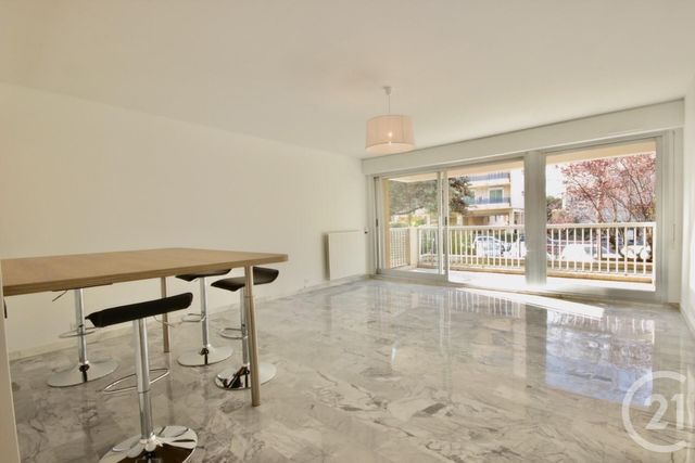 Afficher la photo en grand Appartement F3 à vendre - 3 pièces - 78.0 m2 - CANNES - 06 - PROVENCE-ALPES-COTE-D-AZUR - Century 21 Adhère Transactions