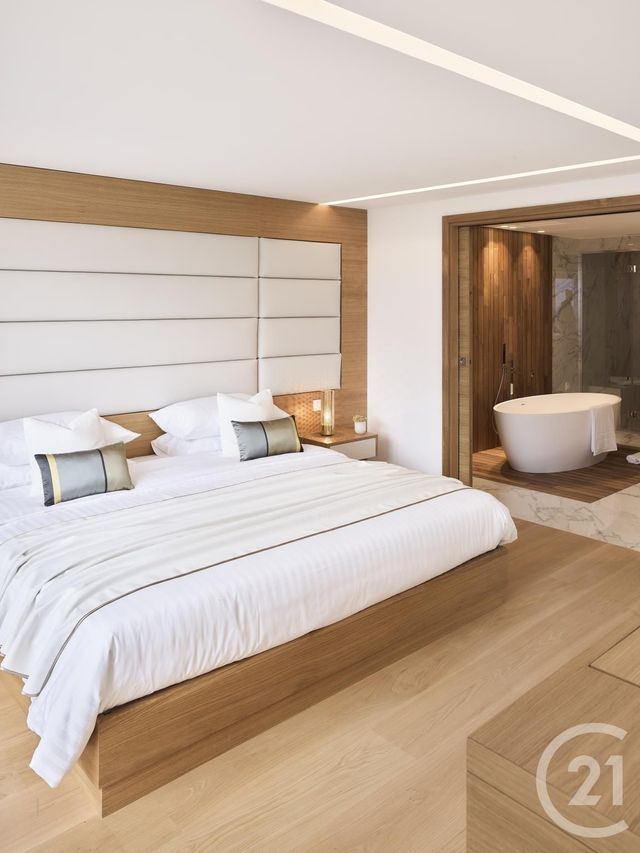 Afficher la photo en grand Appartement F5 à vendre - 5 pièces - 330.0 m2 - CANNES - 06 - PROVENCE-ALPES-COTE-D-AZUR - Century 21 Adhère Transactions