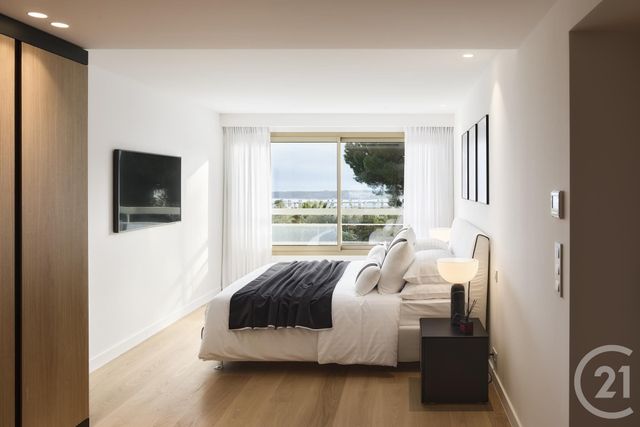 Afficher la photo en grand Appartement F5 à vendre - 5 pièces - 330.0 m2 - CANNES - 06 - PROVENCE-ALPES-COTE-D-AZUR - Century 21 Adhère Transactions