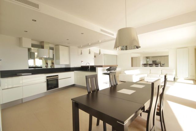 Afficher la photo en grand Appartement F4 à vendre - 4 pièces - 128.0 m2 - CANNES - 06 - PROVENCE-ALPES-COTE-D-AZUR - Century 21 Adhère Transactions