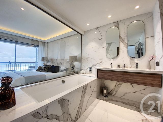 Appartement F5 à vendre - 5 pièces - 180.0 m2 - CANNES - 06 - PROVENCE-ALPES-COTE-D-AZUR - Century 21 Adhère Transactions Appartement F5 à vendre - 5 pièces - 180.0 m2 - CANNES - 06 - PROVENCE-ALPES-COTE-D-AZUR - Century 21 Adhère Transactions