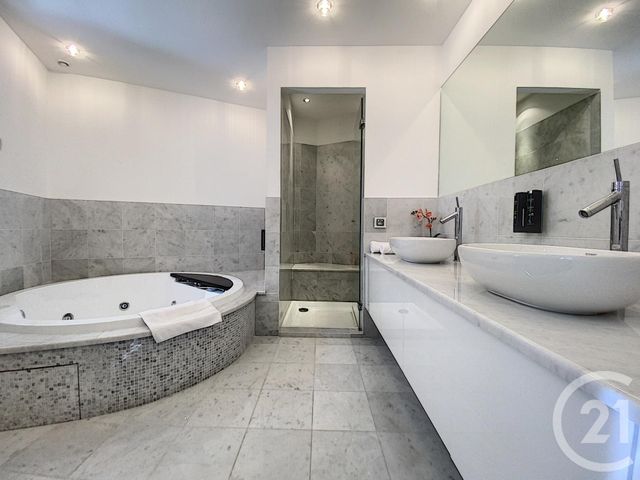 Afficher la photo en grand Appartement F4 à vendre - 5 pièces - 141.0 m2 - CANNES - 06 - PROVENCE-ALPES-COTE-D-AZUR - Century 21 Adhère Transactions