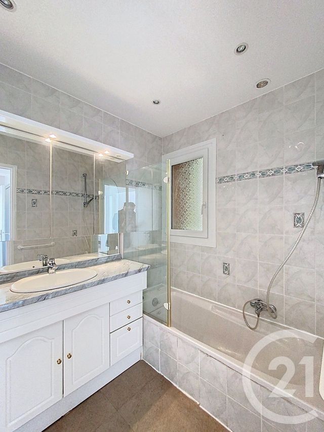 Appartement F3 à louer - 3 pièces - 82.0 m2 - LE GOLFE JUAN - 06 - PROVENCE-ALPES-COTE-D-AZUR - Century 21 Adhère Transactions