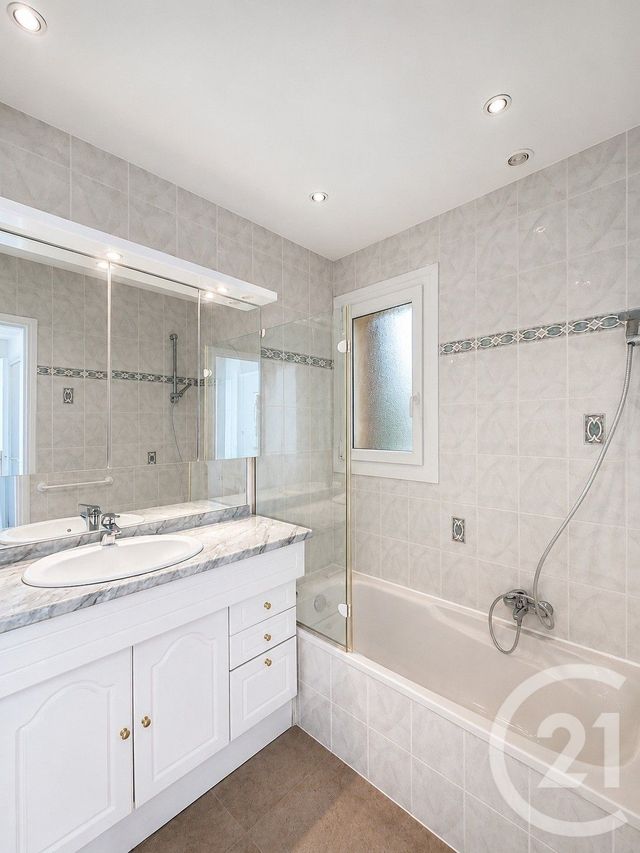 Appartement F3 à louer - 3 pièces - 82.0 m2 - LE GOLFE JUAN - 06 - PROVENCE-ALPES-COTE-D-AZUR - Century 21 Adhère Transactions