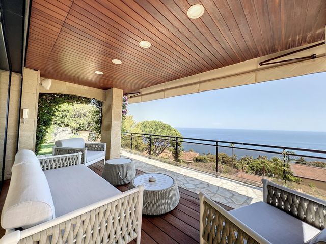 Appartement à vendre - 6 pièces - 220.0 m2 - CANNES - 06 - PROVENCE-ALPES-COTE-D-AZUR - Century 21 Adhère Transactions