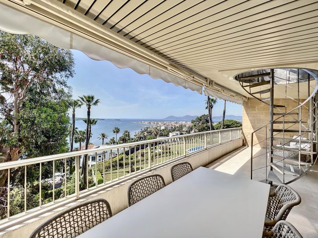 Afficher la photo en grand Appartement F4 à vendre - 4 pièces - 143.95 m2 - CANNES - 06 - PROVENCE-ALPES-COTE-D-AZUR - Century 21 Adhère Transactions