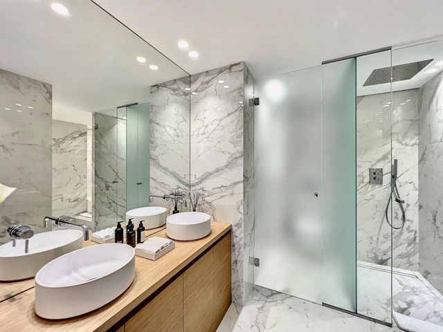 Afficher la photo en grand Appartement F4 à vendre - 4 pièces - 143.95 m2 - CANNES - 06 - PROVENCE-ALPES-COTE-D-AZUR - Century 21 Adhère Transactions