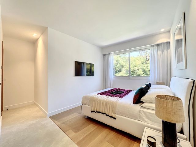 Afficher la photo en grand Appartement F4 à vendre - 4 pièces - 143.95 m2 - CANNES - 06 - PROVENCE-ALPES-COTE-D-AZUR - Century 21 Adhère Transactions