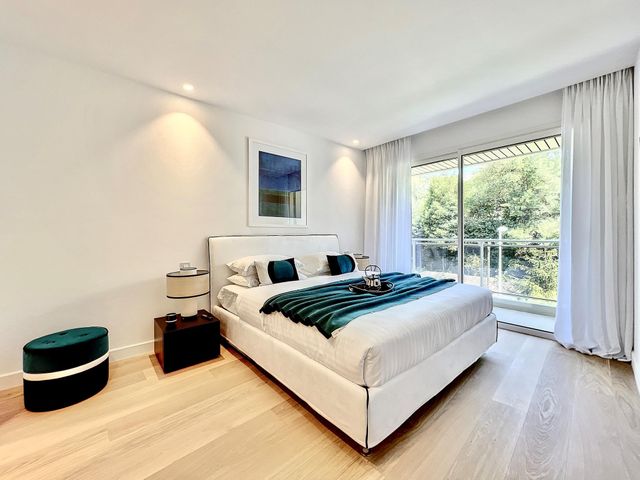 Afficher la photo en grand Appartement F4 à vendre - 4 pièces - 143.95 m2 - CANNES - 06 - PROVENCE-ALPES-COTE-D-AZUR - Century 21 Adhère Transactions