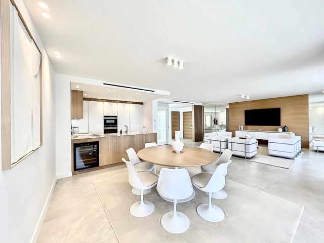 Afficher la photo en grand Appartement F4 à vendre - 4 pièces - 143.95 m2 - CANNES - 06 - PROVENCE-ALPES-COTE-D-AZUR - Century 21 Adhère Transactions