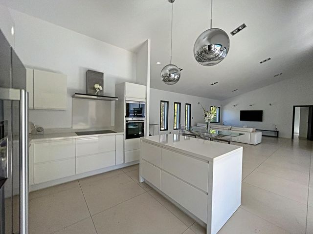 maison à louer - 5 pièces - 172.0 m2 - MOUGINS - 06 - PROVENCE-ALPES-COTE-D-AZUR - Century 21 Adhère Transactions