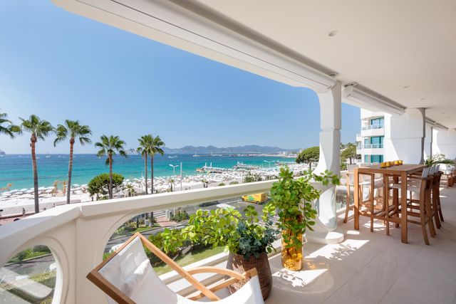 appartement à vendre - 4 pièces - 135.17 m2 - CANNES - 06 - PROVENCE-ALPES-COTE-D-AZUR - Century 21 Adhère Transactions