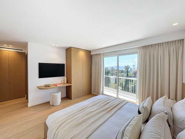 Appartement F4 à vendre - 4 pièces - 155.0 m2 - CANNES - 06 - PROVENCE-ALPES-COTE-D-AZUR - Century 21 Adhère Transactions