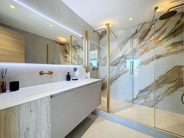 Appartement F5 à vendre - 5 pièces - 121.23 m2 - CANNES - 06 - PROVENCE-ALPES-COTE-D-AZUR - Century 21 Adhère Transactions