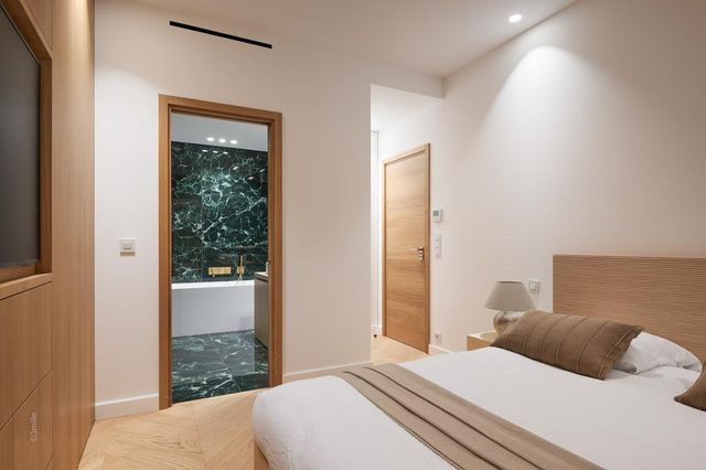 Appartement à vendre - 5 pièces - 110.0 m2 - CANNES - 06 - PROVENCE-ALPES-COTE-D-AZUR - Century 21 Adhère Transactions