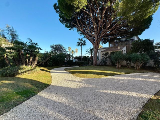 Afficher la photo en grand Appartement à vendre - 4 pièces - 102.0 m2 - CANNES - 06 - PROVENCE-ALPES-COTE-D-AZUR - Century 21 Adhère Transactions