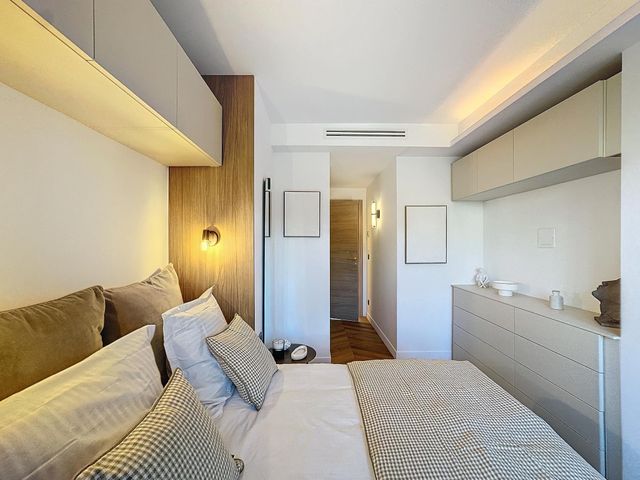 Afficher la photo en grand Appartement à vendre - 4 pièces - 102.0 m2 - CANNES - 06 - PROVENCE-ALPES-COTE-D-AZUR - Century 21 Adhère Transactions