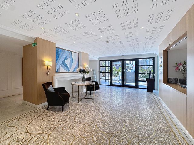 Afficher la photo en grand Appartement F3 à vendre - 3 pièces - 112.0 m2 - CANNES - 06 - PROVENCE-ALPES-COTE-D-AZUR - Century 21 Adhère Transactions