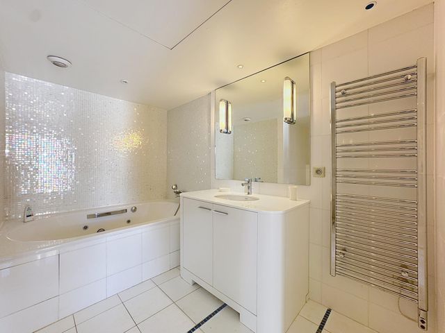 Afficher la photo en grand Appartement F3 à vendre - 3 pièces - 112.0 m2 - CANNES - 06 - PROVENCE-ALPES-COTE-D-AZUR - Century 21 Adhère Transactions