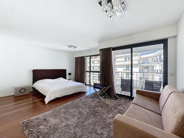 Afficher la photo en grand Appartement F3 à vendre - 3 pièces - 112.0 m2 - CANNES - 06 - PROVENCE-ALPES-COTE-D-AZUR - Century 21 Adhère Transactions