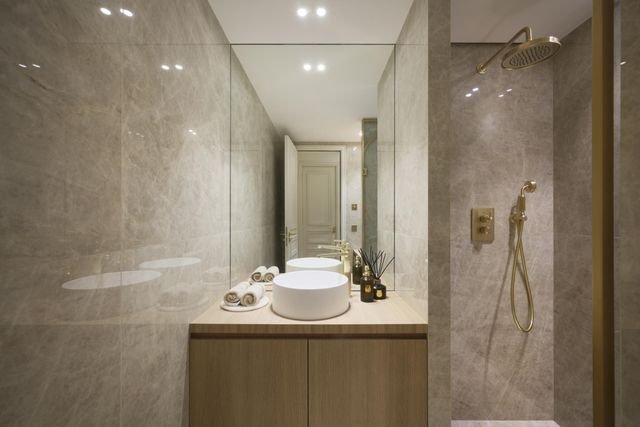 Appartement à vendre - 4 pièces - 130.0 m2 - CANNES - 06 - PROVENCE-ALPES-COTE-D-AZUR - Century 21 Adhère Transactions