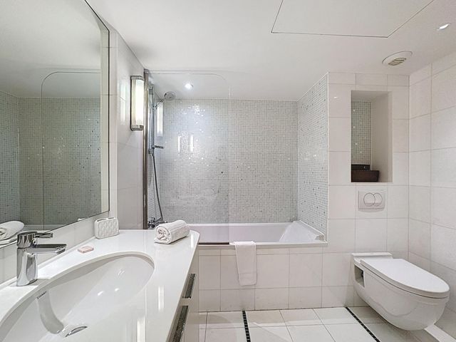 Appartement F2 à vendre - 2 pièces - 54.0 m2 - CANNES - 06 - PROVENCE-ALPES-COTE-D-AZUR - Century 21 Adhère Transactions