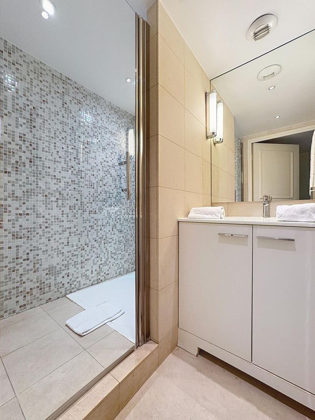 Afficher la photo en grand Appartement F3 à vendre - 3 pièces - 86.6 m2 - CANNES - 06 - PROVENCE-ALPES-COTE-D-AZUR - Century 21 Adhère Transactions