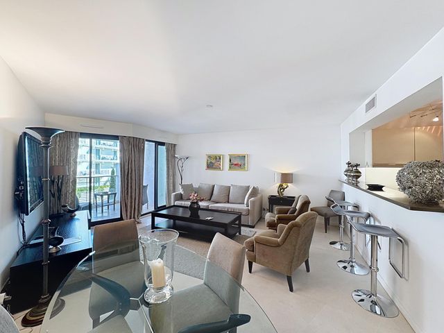 Afficher la photo en grand Appartement F3 à vendre - 3 pièces - 86.6 m2 - CANNES - 06 - PROVENCE-ALPES-COTE-D-AZUR - Century 21 Adhère Transactions