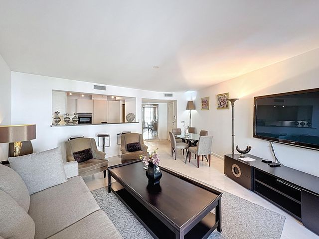 Afficher la photo en grand Appartement F3 à vendre - 3 pièces - 86.6 m2 - CANNES - 06 - PROVENCE-ALPES-COTE-D-AZUR - Century 21 Adhère Transactions