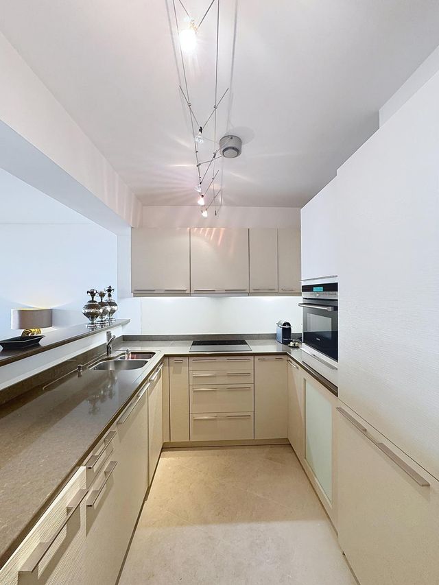 Afficher la photo en grand Appartement F3 à vendre - 3 pièces - 86.6 m2 - CANNES - 06 - PROVENCE-ALPES-COTE-D-AZUR - Century 21 Adhère Transactions