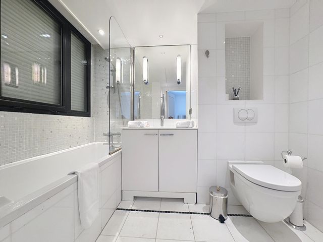 Afficher la photo en grand Appartement F3 à vendre - 3 pièces - 86.6 m2 - CANNES - 06 - PROVENCE-ALPES-COTE-D-AZUR - Century 21 Adhère Transactions