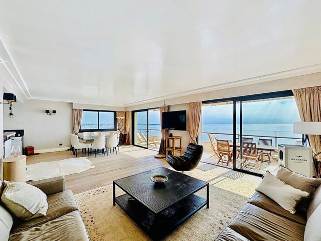 Afficher la photo en grand Appartement F4 à vendre - 4 pièces - 121.41 m2 - CANNES - 06 - PROVENCE-ALPES-COTE-D-AZUR - Century 21 Adhère Transactions