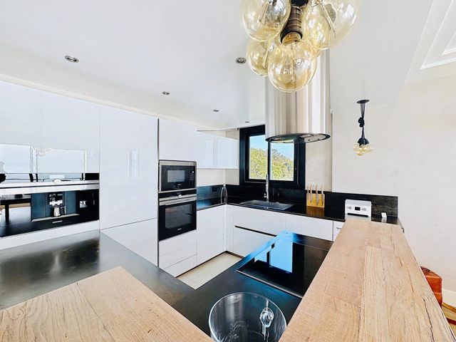 Afficher la photo en grand Appartement F4 à vendre - 4 pièces - 121.41 m2 - CANNES - 06 - PROVENCE-ALPES-COTE-D-AZUR - Century 21 Adhère Transactions