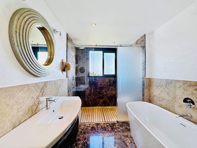 Afficher la photo en grand Appartement F4 à vendre - 4 pièces - 121.41 m2 - CANNES - 06 - PROVENCE-ALPES-COTE-D-AZUR - Century 21 Adhère Transactions