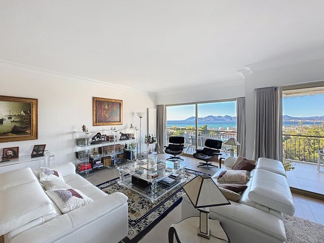 Appartement F4 à vendre - 4 pièces - 135.0 m2 - CANNES - 06 - PROVENCE-ALPES-COTE-D-AZUR - Century 21 Adhère Transactions