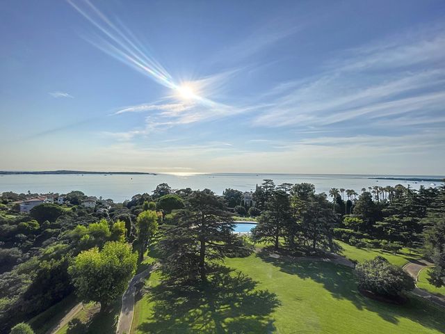 Appartement F3 à vendre - 3 pièces - 98.01 m2 - CANNES - 06 - PROVENCE-ALPES-COTE-D-AZUR - Century 21 Adhère Transactions