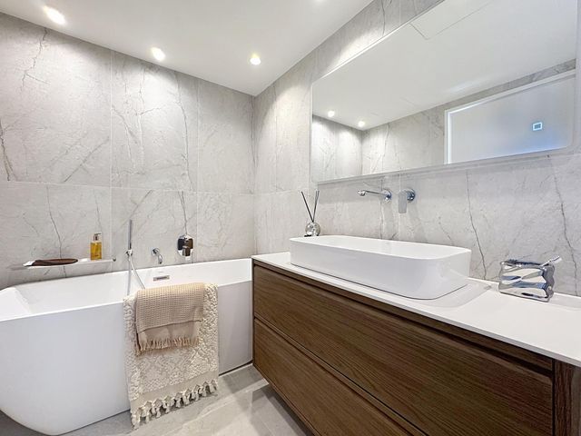 Appartement F4 à vendre - 4 pièces - 83.0 m2 - CANNES - 06 - PROVENCE-ALPES-COTE-D-AZUR - Century 21 Adhère Transactions