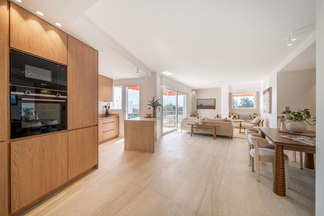 Appartement F3 à vendre - 3 pièces - 98.0 m2 - CANNES - 06 - PROVENCE-ALPES-COTE-D-AZUR - Century 21 Adhère Transactions